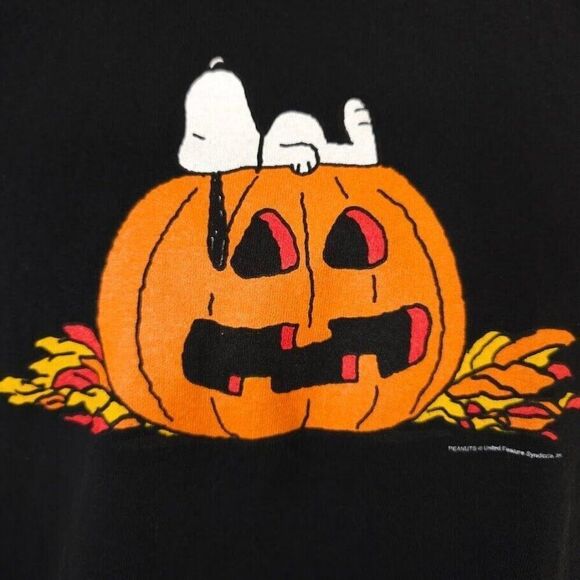 Snoopy Halloween T Shirt Womens Size Medium Black Peanuts Jack O Lantern Pumpkin - Picture 3 of 6